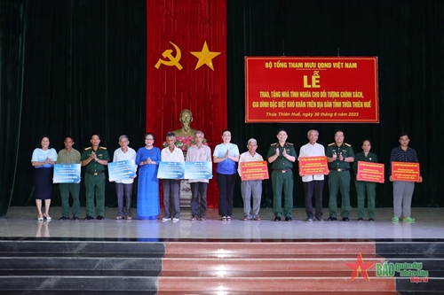 Trao tiền hỗ trợ xây nhà tình nghĩa tại tỉnh Thừa Thiên Huế